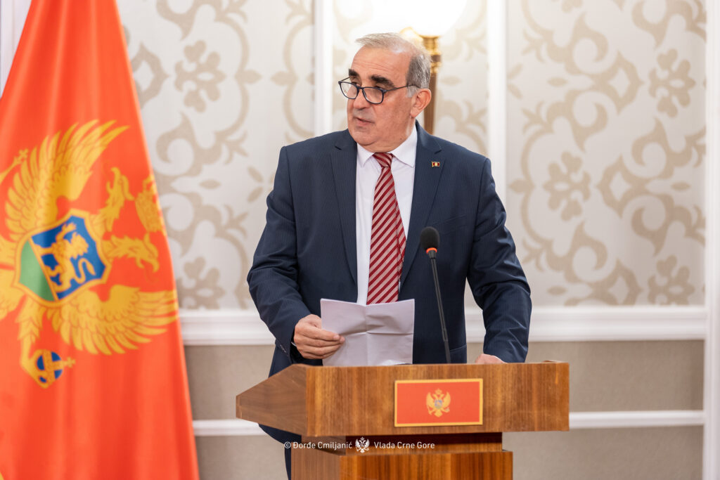 Dušan Simonović, Predsjednika COK-a 2026 02 26 Photo Vlada CG_Svecanost povodom urucenja ugovora za sufinansiranje programa rada sportskih saveza 05